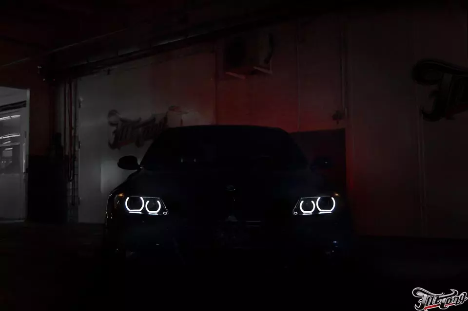 BMW 3. Окрас масок фар в черный глянец и изготовление ангельских глазок.